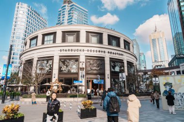 Shanghai Starbucks Reserve Roastery Şangay 'daki West Nanjing Road' da yer almaktadır. 6 Aralık 2024, Şangay, Çin