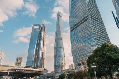 Pudong Bölgesi Lujiazui 'deki Mingzhu kavşağı yakınlarındaki Şangay kuleleri. 8 Aralık 2024, Şangay, Çin.