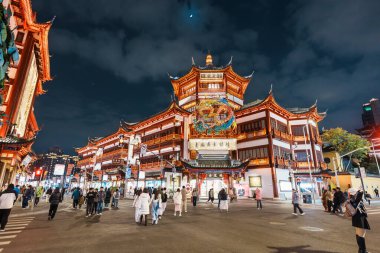 Yuyuan Old Street 'te geceleri, geleneksel mimari ve dükkanların her şeyi sattığı eski bir Çin mahallesinde Yuyuan hareketli bir pazar yeri. 8 Aralık 2024, Şangay, Çin.