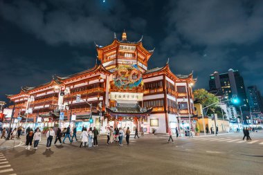 Yuyuan Old Street 'te geceleri, geleneksel mimari ve dükkanların her şeyi sattığı eski bir Çin mahallesinde Yuyuan hareketli bir pazar yeri. 8 Aralık 2024, Şangay, Çin.