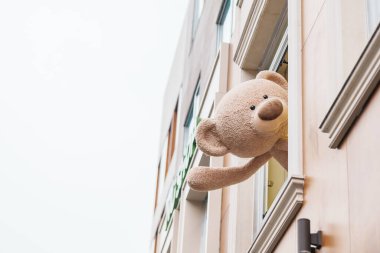 Anfu Yolu 'ndaki 13DE Marzo Cafe' de şirin bir oyuncak. Şangay 'da ünlü ve popüler bir içecek markası. 5 Aralık 2024, Şangay, Çin