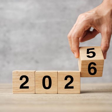 2025 'ten 2026' ya kadar olan el çevirme bloğu masada. Çözüm, strateji, plan, hedef, motivasyon, yeniden başlatma, iş ve yeni yıl tatili kavramları