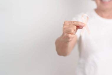 Eylül ayı için Şeftali Kurdeleli yaşlı kadın Uterin Kanser Bilinci Ayı, Endometrial Kanser, Jinekoloji, Rahim ve Yumurtalıklar, Endometriyozis, Haziran Vajinal Kanser ve Dünya Kanser Günü Konsepti