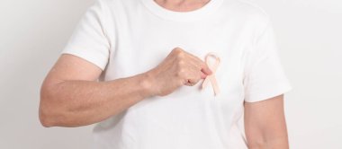 Eylül ayı için Şeftali Kurdeleli yaşlı kadın Uterin Kanser Bilinci Ayı, Endometrial Kanser, Jinekoloji, Rahim ve Yumurtalıklar, Endometriyozis, Haziran Vajinal Kanser ve Dünya Kanser Günü Konsepti