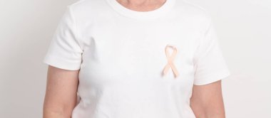 Eylül ayı için Şeftali Kurdeleli yaşlı kadın Uterin Kanser Bilinci Ayı, Endometrial Kanser, Jinekoloji, Rahim ve Yumurtalıklar, Endometriyozis, Haziran Vajinal Kanser ve Dünya Kanser Günü Konsepti