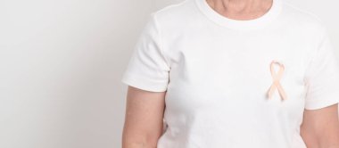 Eylül ayı için Şeftali Kurdeleli yaşlı kadın Uterin Kanser Bilinci Ayı, Endometrial Kanser, Jinekoloji, Rahim ve Yumurtalıklar, Endometriyozis, Haziran Vajinal Kanser ve Dünya Kanser Günü Konsepti