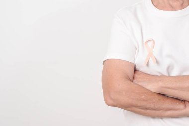 Eylül ayı için Şeftali Kurdeleli yaşlı kadın Uterin Kanser Bilinci Ayı, Endometrial Kanser, Jinekoloji, Rahim ve Yumurtalıklar, Endometriyozis, Haziran Vajinal Kanser ve Dünya Kanser Günü Konsepti