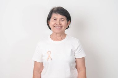 Eylül ayı için Şeftali Kurdeleli yaşlı kadın Uterin Kanser Bilinci Ayı, Endometrial Kanser, Jinekoloji, Rahim ve Yumurtalıklar, Endometriyozis, Haziran Vajinal Kanser ve Dünya Kanser Günü Konsepti