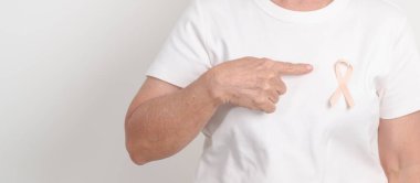 Eylül ayı için Şeftali Kurdeleli yaşlı kadın Uterin Kanser Bilinci Ayı, Endometrial Kanser, Jinekoloji, Rahim ve Yumurtalıklar, Endometriyozis, Haziran Vajinal Kanser ve Dünya Kanser Günü Konsepti