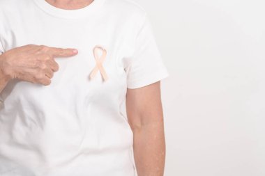 Eylül ayı için Şeftali Kurdeleli yaşlı kadın Uterin Kanser Bilinci Ayı, Endometrial Kanser, Jinekoloji, Rahim ve Yumurtalıklar, Endometriyozis, Haziran Vajinal Kanser ve Dünya Kanser Günü Konsepti