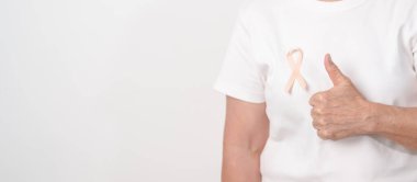 Eylül ayı için Şeftali Kurdeleli yaşlı kadın Uterin Kanser Bilinci Ayı, Endometrial Kanser, Jinekoloji, Rahim ve Yumurtalıklar, Endometriyozis, Haziran Vajinal Kanser ve Dünya Kanser Günü Konsepti