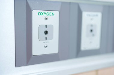 Hastane odasında hasta tedavisi için oksijen ve vakum boru hattı soketi. Tıbbi teçhizat, acil durum, profesyonel sağlık sistemi, yoğun bakım ünitesi ve güvenlik konsepti 