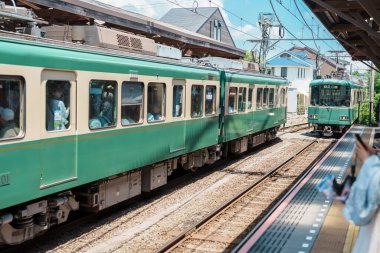 Kamakura 'daki Enoshima Dentetsu tren hattı Kamakura' daki Kamakura 'yı Fujisawa, Kanagawa' daki Fujisawa İstasyonu 'na bağlar. Tokyo yakınlarında önemli bir yer. Kanagawa, Japonya, 13 Temmuz 2025