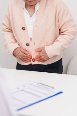 Yumurtalık ve rahim kanseri, rahim ağzı bozukluğu, endometriyozis, histerektomi, rahim fibroidi, üreme sistemi ve hamilelik konsepti için ağrı ve danışmanlık yapan yaşlı kadın hasta.