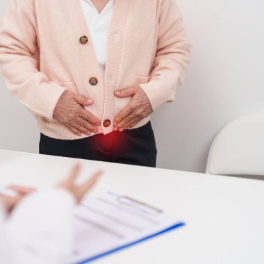 Yumurtalık ve rahim kanseri, rahim ağzı bozukluğu, endometriyozis, histerektomi, rahim fibroidi, üreme sistemi ve hamilelik konsepti için ağrı ve danışmanlık yapan yaşlı kadın hasta.