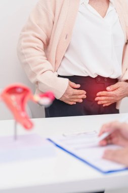 Yaşlı kadın rahim ve yumurtalıkları olan bir doktora danışmanlık yapıyor. Yumurtalık ve rahim ağzı kanseri, rahim ağzı rahatsızlığı, endometriyozis, histerektomi, rahim fibroidi, üreme sistemi ve hamilelik. 