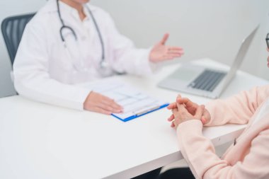 Hastane randevusu sırasında yaşlı hastaya teşhis ve tedavi planını açıklayan doktor. Kıdemli hasta doktordan hastalığa konuşuyor. Tıbbi danışmanlık, yaşlılık bakımı, sağlık konsepti 