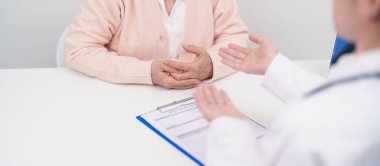 Hastane randevusu sırasında yaşlı hastaya teşhis ve tedavi planını açıklayan doktor. Kıdemli hasta doktordan hastalığa konuşuyor. Tıbbi danışmanlık, yaşlılık bakımı, sağlık konsepti 