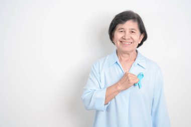 Mavi kasım, kasım prostat kanseri farkındalık ayı, dünya diyabet günü, erkek sağlığı ayı, uluslararası erkekler, baba günü kavramı için mavi kurdeleli yaşlılar. Sağlık ve Dünya Kanser Günü