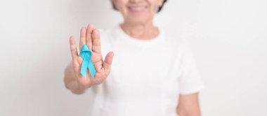 Mavi kasım, kasım prostat kanseri farkındalık ayı, dünya diyabet günü, erkek sağlığı ayı, uluslararası erkekler, baba günü kavramı için mavi kurdeleli yaşlılar. Sağlık ve Dünya Kanser Günü