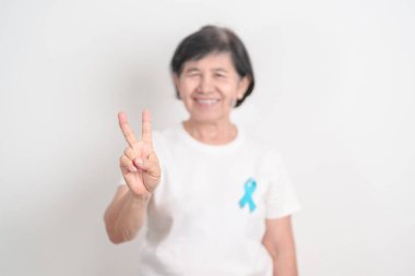 Mavi kasım, kasım prostat kanseri farkındalık ayı, dünya diyabet günü, erkek sağlığı ayı, uluslararası erkekler, baba günü kavramı için mavi kurdeleli yaşlılar. Sağlık ve Dünya Kanser Günü