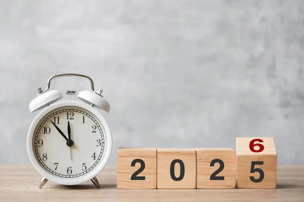 Klasik çalar saatle ve 2025 'i 2026 bloğa çevirerek mutlu yıllar. Noel, Yeni Başlangıç, Çözüm, Geri sayım, Hedefler, Planlar, Eylem ve Motivasyon Konsepti