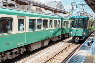 Kamakura 'daki Enoshima Dentetsu tren hattı Kamakura' daki Kamakura 'yı Fujisawa, Kanagawa' daki Fujisawa İstasyonu 'na bağlar. Tokyo yakınlarında önemli bir yer. Kanagawa, Japonya, 13 Temmuz 2025