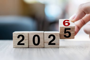 2025 'ten 2026' ya kadar olan el çevirme bloğu masada. Çözüm, strateji, plan, hedef, motivasyon, yeniden başlatma, iş ve yeni yıl tatili kavramları