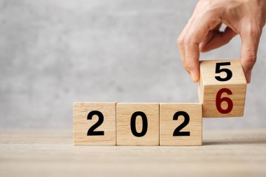 2025 'ten 2026' ya kadar olan el çevirme bloğu masada. Çözüm, strateji, plan, hedef, motivasyon, yeniden başlatma, iş ve yeni yıl tatili kavramları