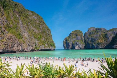 Turistler Tayland 'ın Krabi kentindeki Phi Phi Adası' ndaki Maya Körfezi plajında güzel plajların keyfini çıkarıp geziyorlar. Krabi, Tayland, 21 Şubat 2025