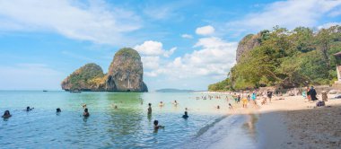 Turistler Tayland, Krabi 'deki Railay Sahili yakınlarındaki Phra nang Mağara Sahili' nde güzel plajların tadını çıkarıyorlar. Krabi, Tayland, 22 Şubat 2025