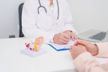 Yaşlı hasta doktordan kulak hastalığına danışmanlık yapıyor. Kıdemli Sağlık Teşhisi. Atresia, Otitis Media, Pertorated Eardrum, Meniere sendromu, otolaryngologist, İşitme Kaybı