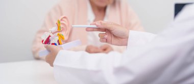 Yaşlı hasta doktordan kulak hastalığına danışmanlık yapıyor. Kıdemli Sağlık Teşhisi. Atresia, Otitis Media, Pertorated Eardrum, Meniere sendromu, otolaryngologist, İşitme Kaybı