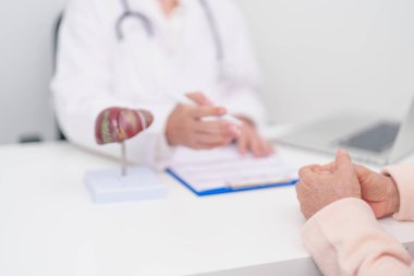 Karaciğer anatomisi olan bir doktor. Karaciğer kanseri, tümör, sarılık, viral hepatit, siroz, başarısızlık, büyümüş, Hepatik Ensefalopati, Ascites Aids 