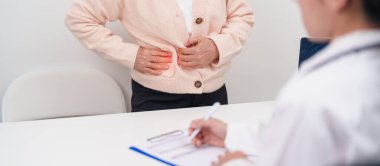 Kıdemli Kadın Göğüs ağrısı. Karaciğer kanseri ve tümör, sarılık, viral hepatit, siroz, başarısızlık, büyümüş, Hepatik Ensefalopati ve sağlık hizmetleri için yaşlı hasta danışmanlığı