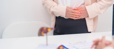 Karaciğer anatomisi olan bir doktor. Karaciğer kanseri, tümör, sarılık, viral hepatit, siroz, başarısızlık, büyümüş, Hepatik Ensefalopati, Ascites Aids 