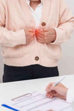 Solunum ve kardiyovasküler sistem yetmezliği yüzünden yaşlı bir kadının göğsü ağrıyor. Akciğer kanseri, astım hastalığı, kronik obstrüktif akciğer, bronşit, kistik fibrozis, bronşizofren, zatürree. 