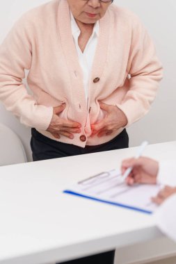 Kolon hastalığı, kalın bağırsak, renk kanseri, ülseratif kolit, divertikülit, hassas bağırsak sendromu, sindirim sistemi ve sağlık hizmetleri için yaşlı kadın hasta danışmanlığı 