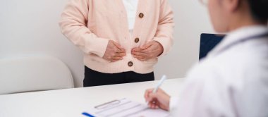 Kolon hastalığı, kalın bağırsak, renk kanseri, ülseratif kolit, divertikülit, hassas bağırsak sendromu, sindirim sistemi ve sağlık hizmetleri için yaşlı kadın hasta danışmanlığı 