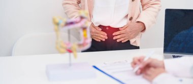 Kolon hastalığı, kalın bağırsak, renk kanseri, ülseratif kolit, divertikülit, hassas bağırsak sendromu, sindirim sistemi ve sağlık hizmetleri için yaşlı kadın hasta danışmanlığı 