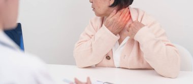 Omuz ve Boyun 'u olan yaşlı kadın ve hastanede danışman doktor. Miyofasyal ağrı sendromu, fibromiyalji, romatizma, skapüler ağrı, boyun omurgası. ergonomik kavram