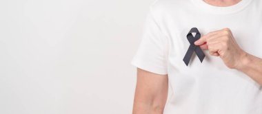 Mayıs Melanoması ve cilt kanseri farkındalığı ayı için siyah kurdeleli yaşlılar, Ekim Aşısı yaralanması farkındalığı ayı, Yas Hatırası, Mart Uyku Farkındalığı Haftası, Çete Önleme ve Şiddete Karşı Mücadele 