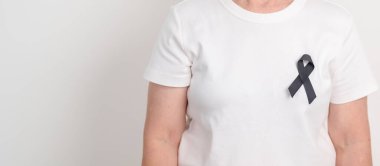 Mayıs Melanoması ve cilt kanseri farkındalığı ayı için siyah kurdeleli yaşlılar, Ekim Aşısı yaralanması farkındalığı ayı, Yas Hatırası, Mart Uyku Farkındalığı Haftası, Çete Önleme ve Şiddete Karşı Mücadele 