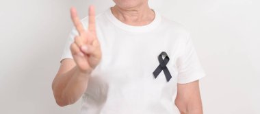 Mayıs Melanoması ve cilt kanseri farkındalığı ayı için siyah kurdeleli yaşlılar, Ekim Aşısı yaralanması farkındalığı ayı, Yas Hatırası, Mart Uyku Farkındalığı Haftası, Çete Önleme ve Şiddete Karşı Mücadele 