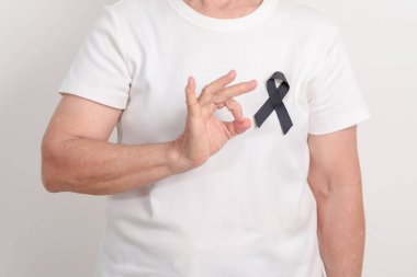 Mayıs Melanoması ve cilt kanseri farkındalığı ayı için siyah kurdeleli yaşlılar, Ekim Aşısı yaralanması farkındalığı ayı, Yas Hatırası, Mart Uyku Farkındalığı Haftası, Çete Önleme ve Şiddete Karşı Mücadele 