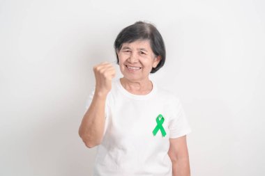 Temmuz Göz Sakatlığını Önleme Ayı, Ocak Glaucoma Bilinç Ayı, Şubat Safra kesesi ve Bile kanalı ve Ekim Karaciğer Kanseri konsepti için Yeşil Kurdele sahibi yaşlılar. Sağlık ve Dünya Kanser Günü