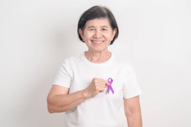 Şiddet, Pankreas, Özfageal, Testis kanseri, Alzheimer, Epilepsi, Lupus, Crohn, Thyroid, Sarkoidoz ve Fibromiyalji için mor kurdeleli yaşlılar. Farkındalık ayı ve Dünya Kanser Günü 