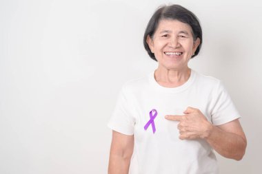 Şiddet, Pankreas, Özfageal, Testis kanseri, Alzheimer, Epilepsi, Lupus, Crohn, Thyroid, Sarkoidoz ve Fibromiyalji için mor kurdeleli yaşlılar. Farkındalık ayı ve Dünya Kanser Günü 