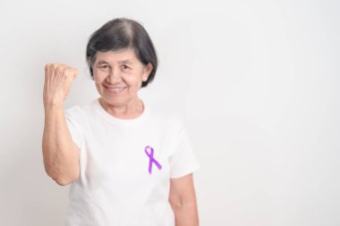 Şiddet, Pankreas, Özfageal, Testis kanseri, Alzheimer, Epilepsi, Lupus, Crohn, Thyroid, Sarkoidoz ve Fibromiyalji için mor kurdeleli yaşlılar. Farkındalık ayı ve Dünya Kanser Günü 