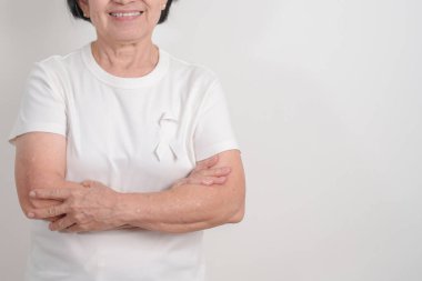 Konsept için beyaz kurdeleli yaşlılar Kasım Akciğer Kanseri Bilinci Ayı, Kadınlara Karşı Şiddeti Durdurma, Evlat Edinme, Mayıs Retinoblastoma, Kadın Sağlığı Eylemi, Mart Osteoporozu, Ekim Osteoporoz 